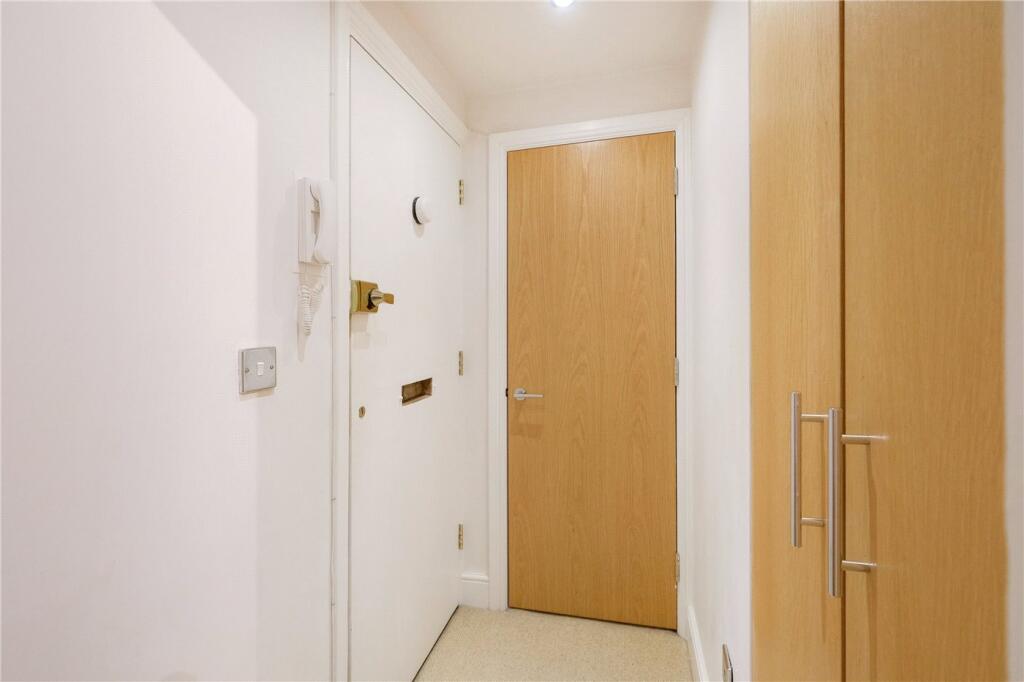Apartment in London, West Smithfield, City of London - More