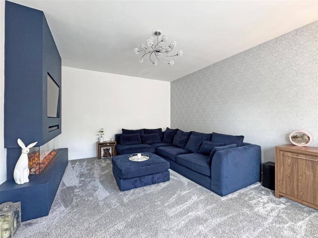 Yew Close, Yarm, TS15 9BE photo 4