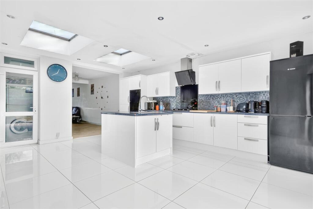 House in London, Fairlop - View 5