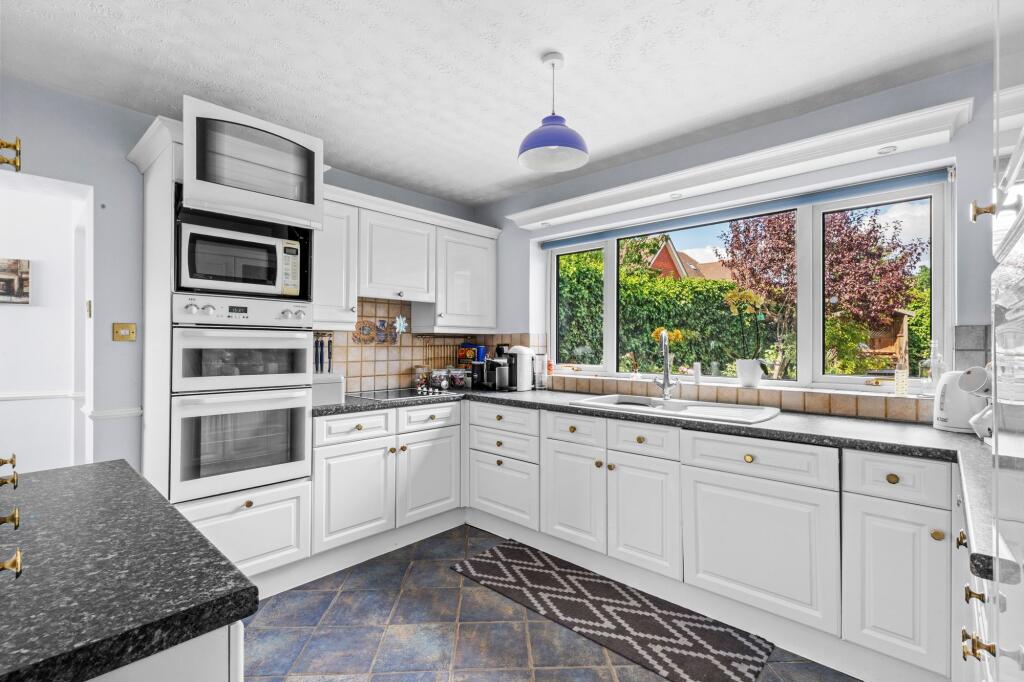House in Loudwater, Chepping Wycombe - View 3