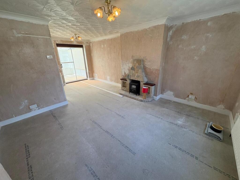 House in Kirklees, West End, Cleckheaton - View 2