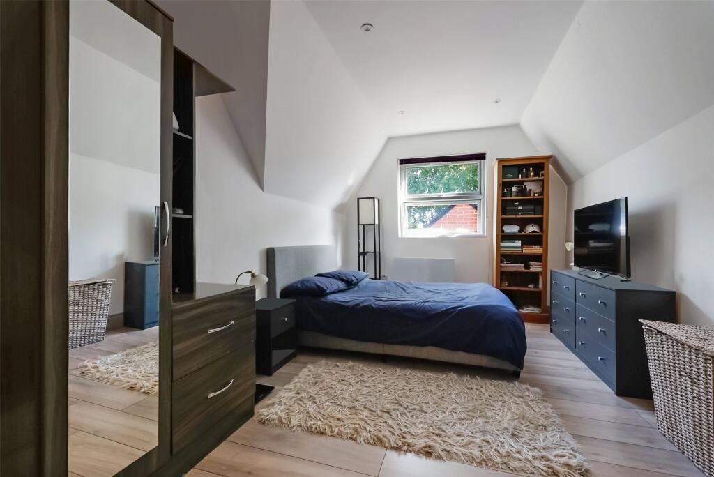 Apartment in Reigate, South Park - View 5