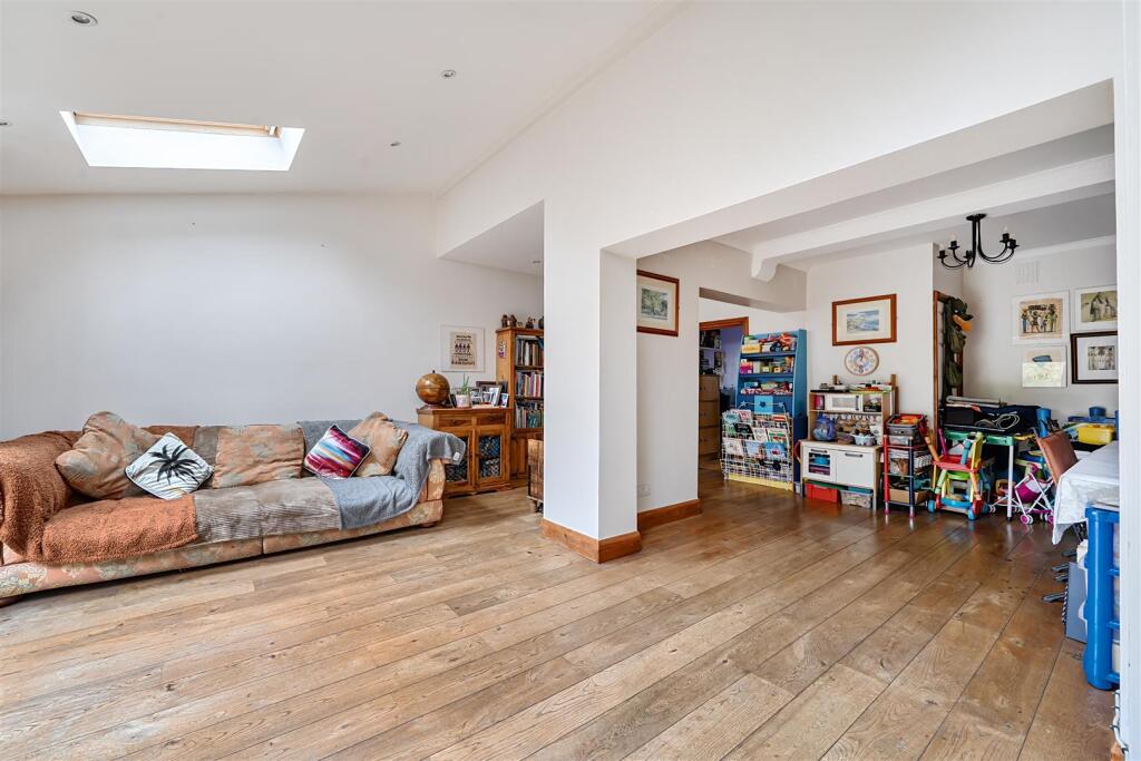 House in London, Rayners Lane - View 2