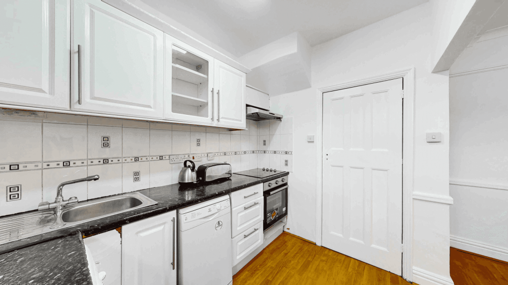 House in London, Cottenham Park, Raynes Park - View 5