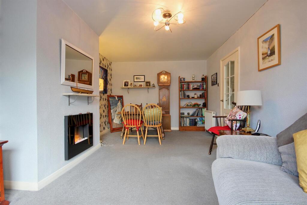 Willows Drive, Hornsea photo 3
