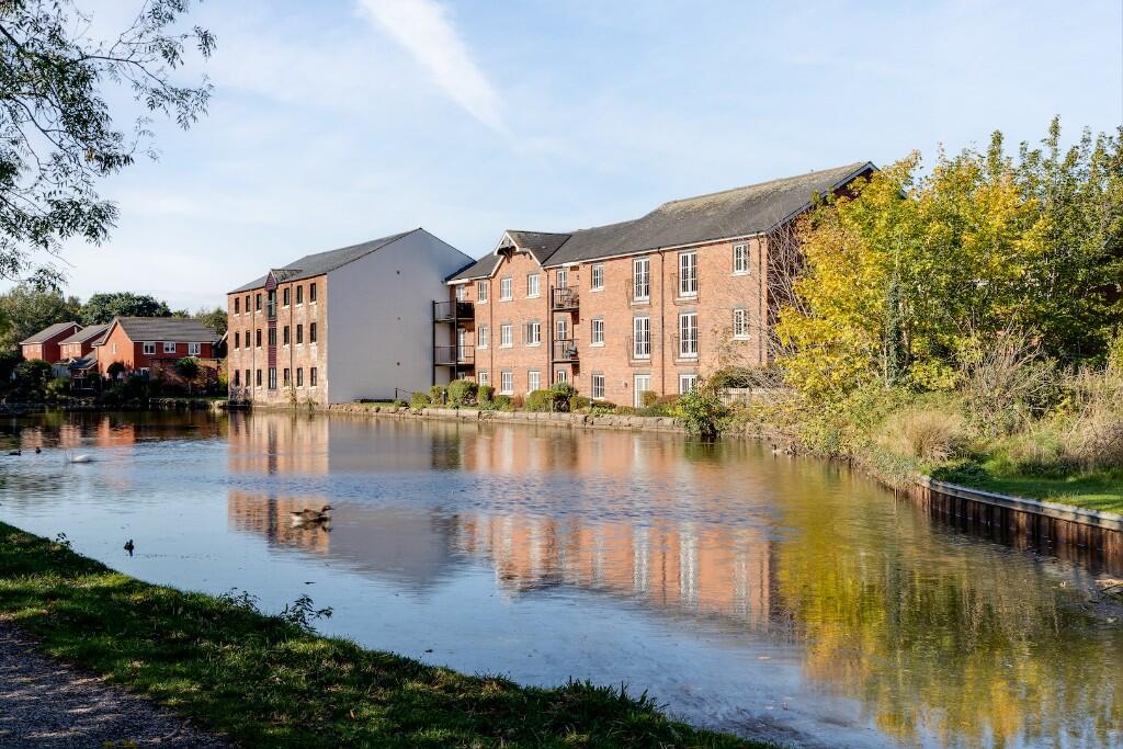 Main image of property: Move-in Ready Canal Side Apartment - Ensuite, Allocated Parking, Balcony, No Onward Chain.