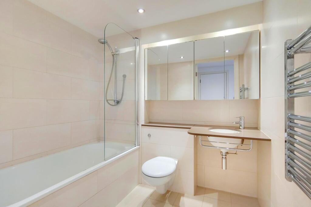 Apartment in London, Custom House, Canning Town - More