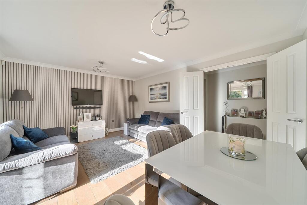 Apartment in Reigate and Banstead, Kingswood - More