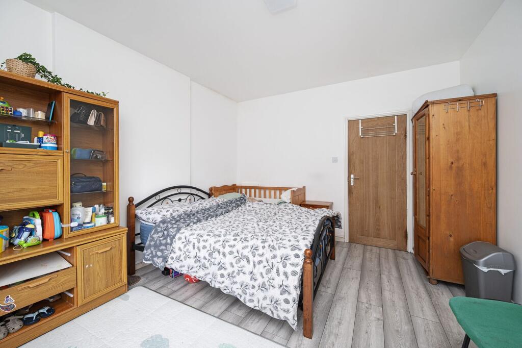 Apartment in London, Bancroft Estate, Bethnal Green - More