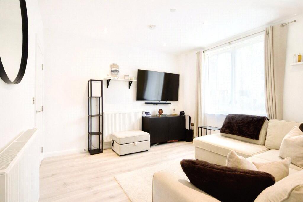 Apartment in Ilford - View 3