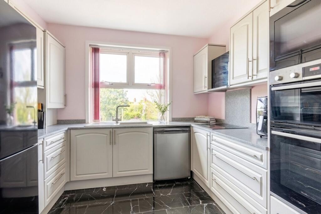 St. Johns Road, Eastbourne, BN20 photo 4