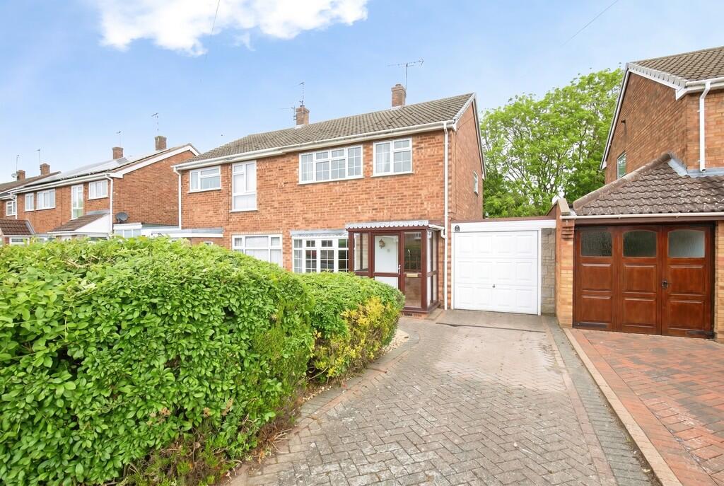 3-bed semi-detached on Croft Road, Atherstone, £225,000