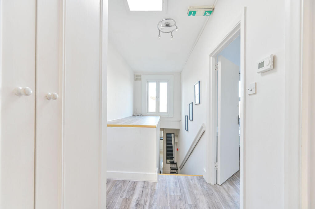 Apartment in London, Shepherd's Bush - View 3