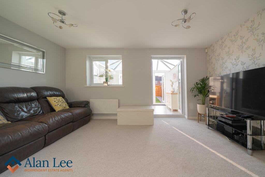 Wallbrook Avenue, Macclesfield, SK10 3GL photo 3
