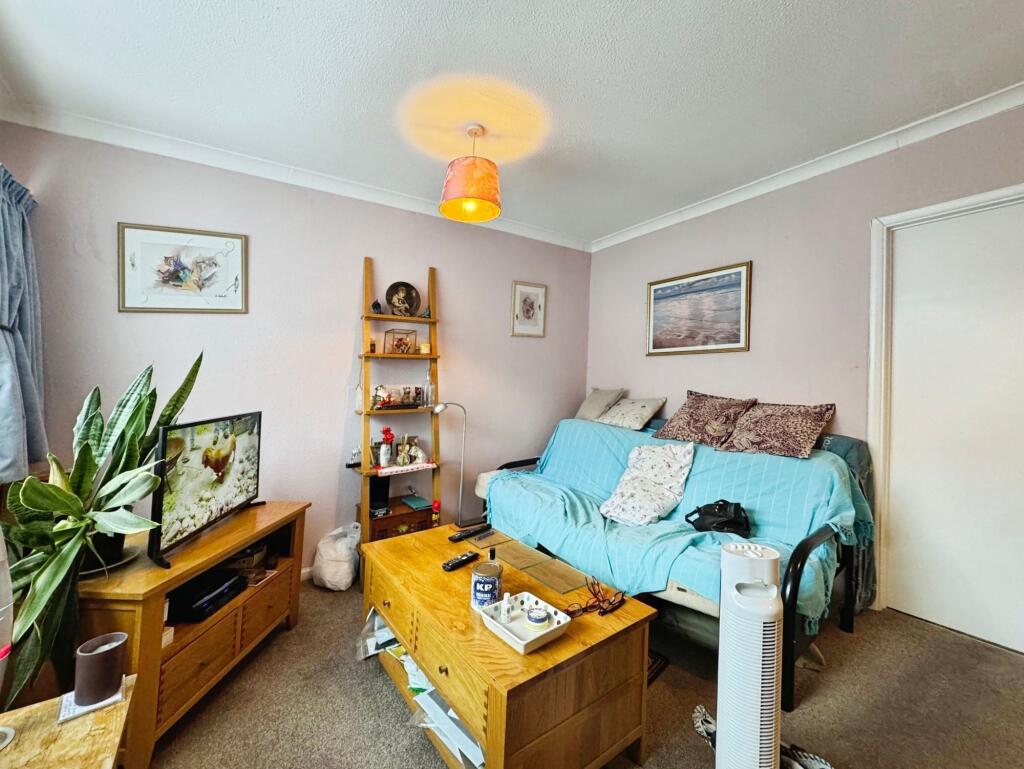 Apartment in London, Burnt Oak, Colindale - More