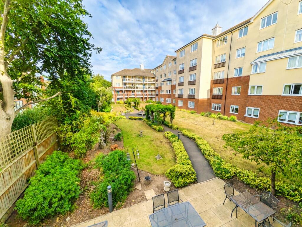 Apartment in Southend-on-Sea - View 3