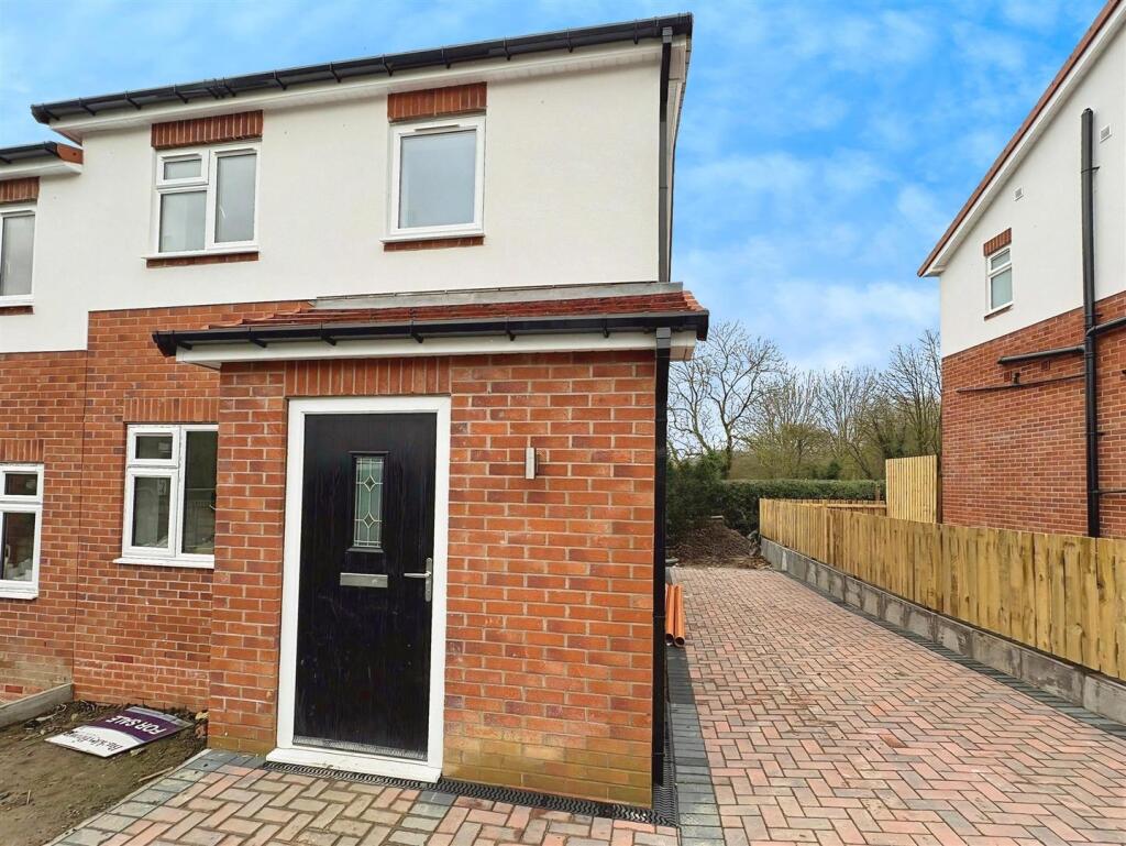 3-bed semi-detached on Bedlington Row, Bramley Road, Doe Lea, £180,000