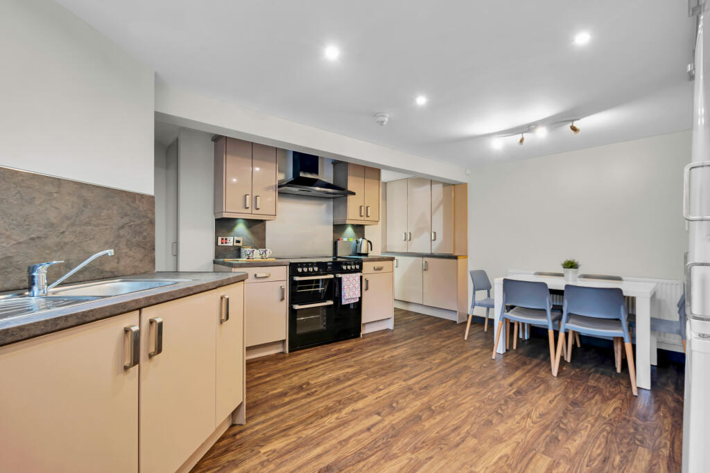 House in Leeds, Headingley Hill, Headingley - View 3