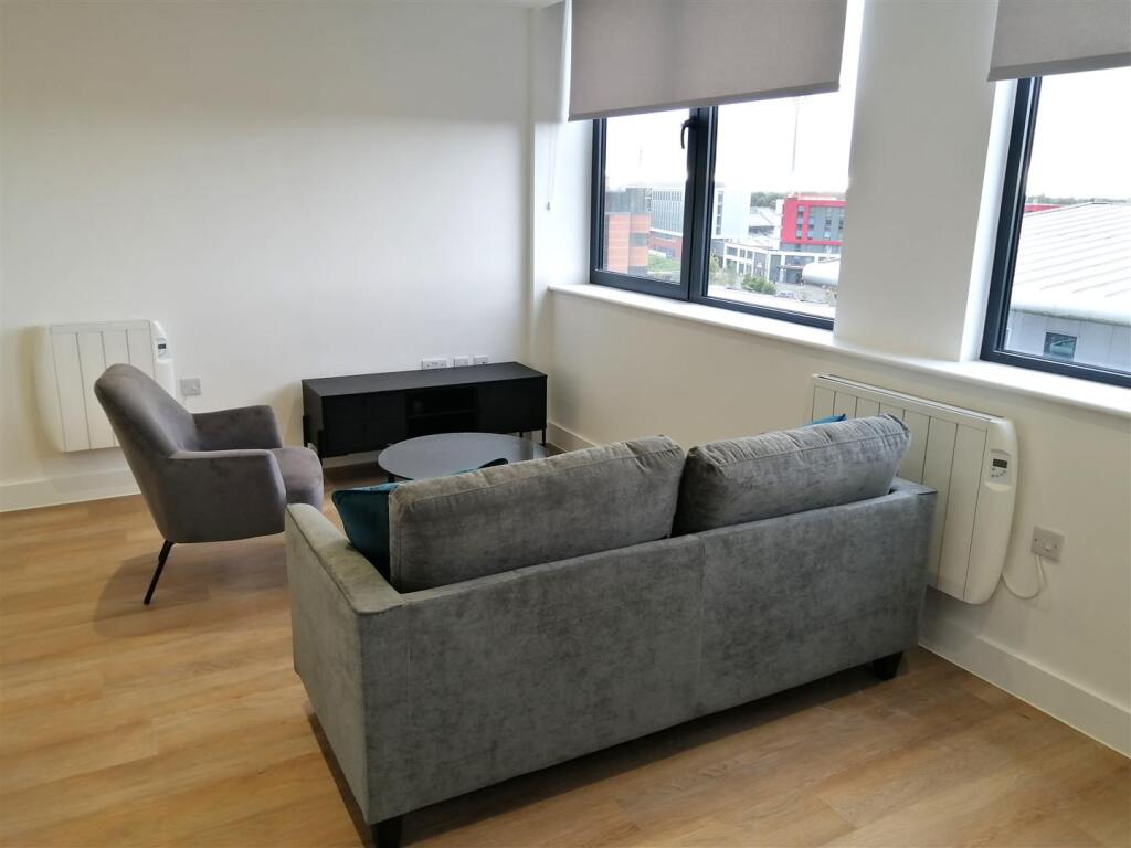 Apartment in Trafford, Gorse Hill - View 4