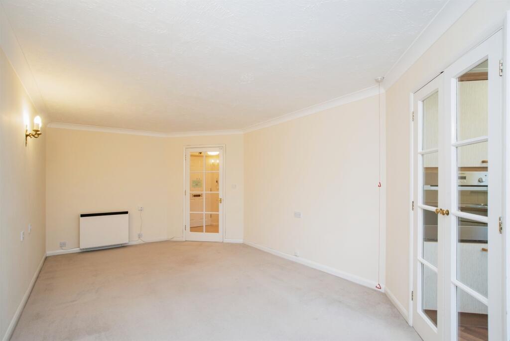 Apartment in Watford, Hertfordshire - View 3