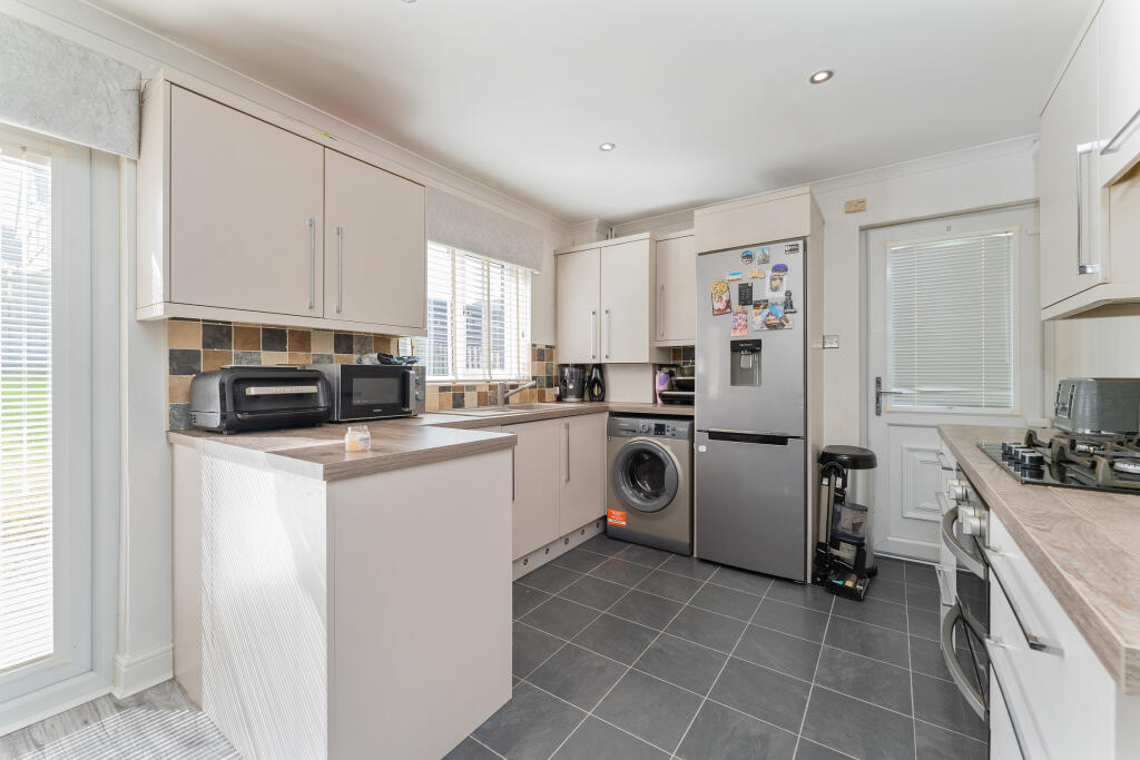 Blairdenon Drive, Balloch, Cumbernauld, North Lanarkshire photo 2