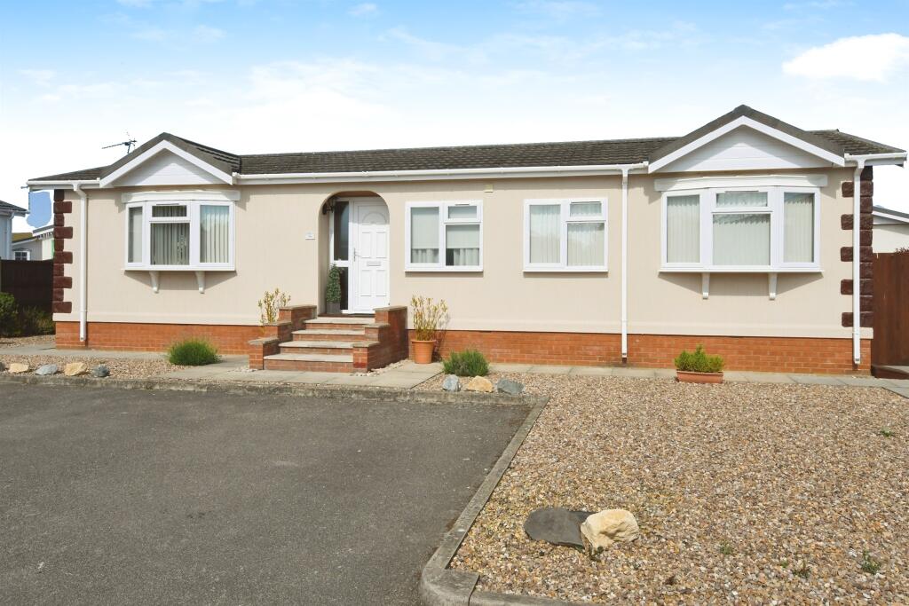 3-bed caravan on 17 Hall Hills Park, £115,000