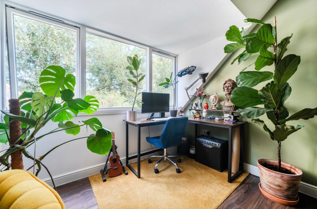 Apartment in Finchampstead - More