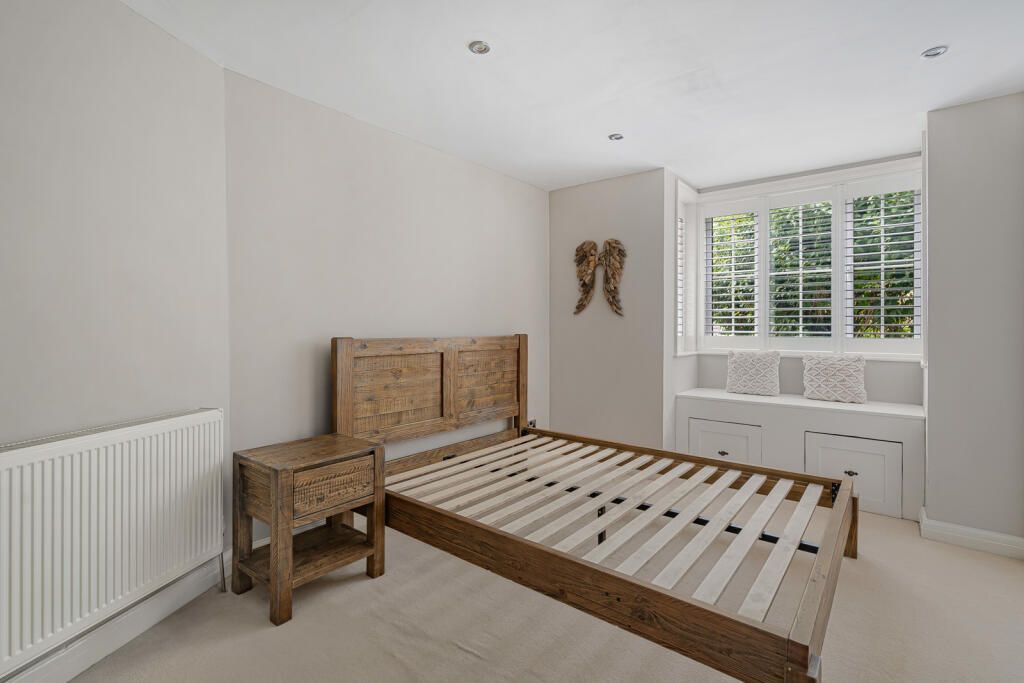 Apartment in Farnham, Shortheath - More