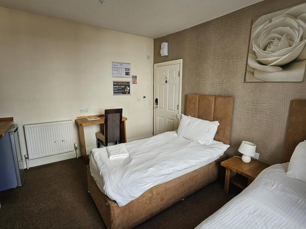 RoomsBooked Gloucester Place, 2 Gloucester Place, Cheltenham, GL52 2RJ photo 3