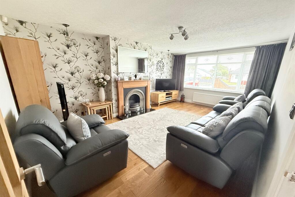 House in Warrington, Wilhead, Burtonwood and Westbrook - More