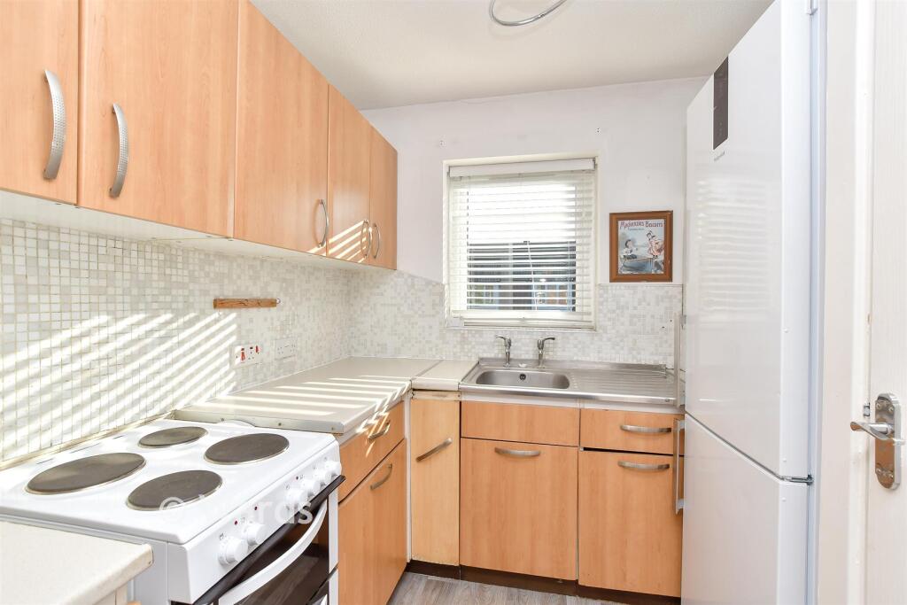 Apartment in Gillingham, Rainham Mark - View 4