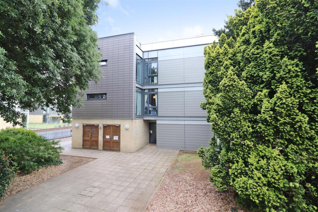Main image of property: Hatfield Road, St. Albans