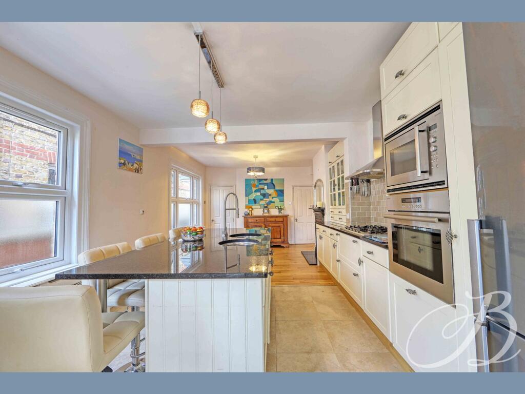 Furlong Road, Bourne End, SL8 photo 3