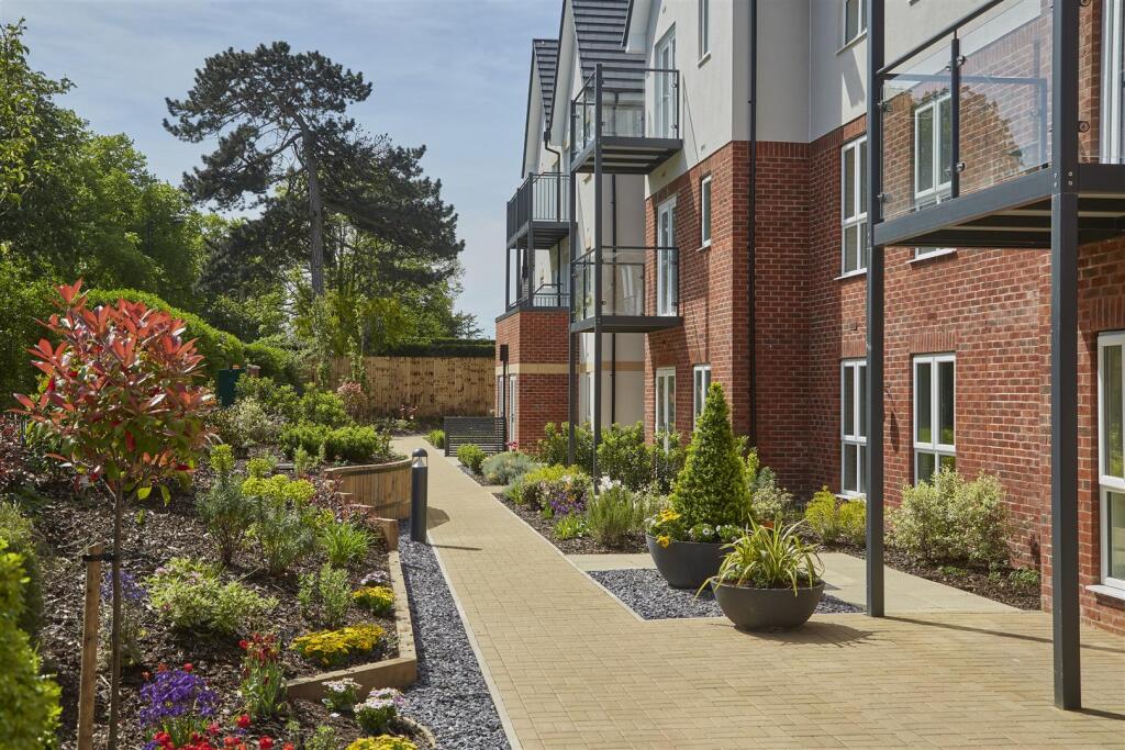 Apartment in Birmingham, Wylde Green, Sutton Coldfield - More