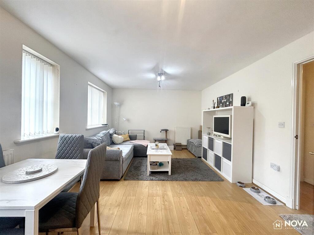 Apartment in Dunstable, Central Bedfordshire - View 3