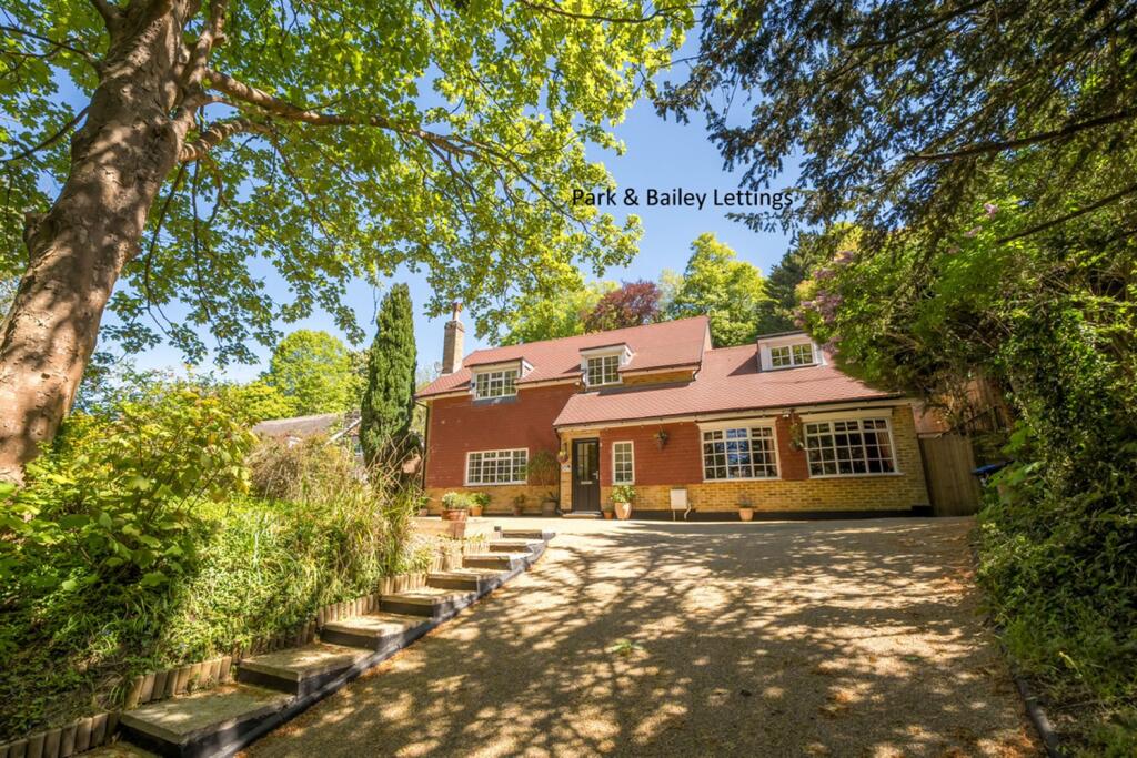 Main image of property: 4 bedroom Detached House in Warlingham