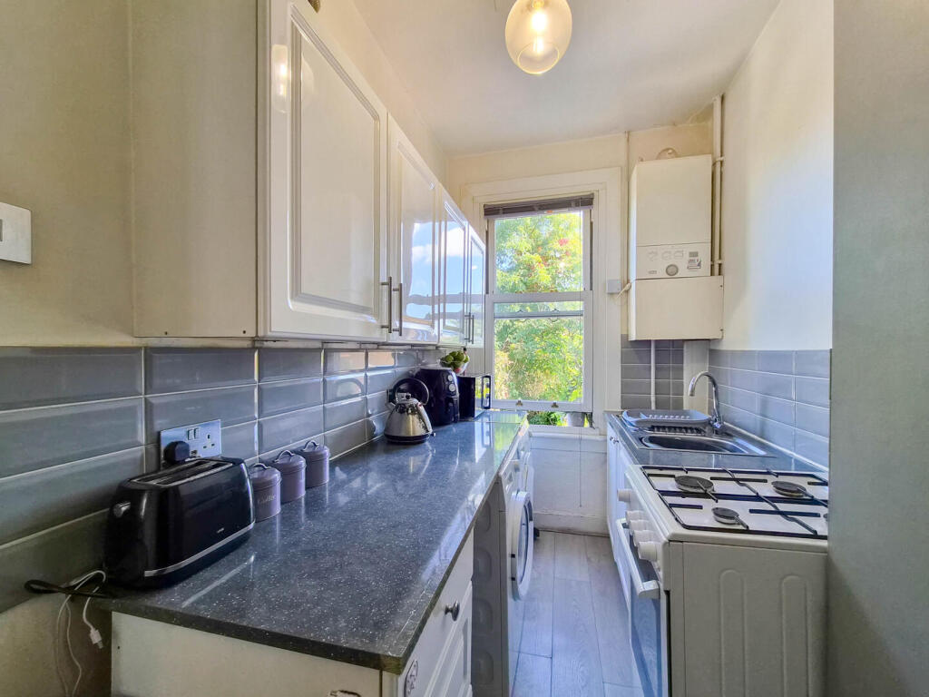 Apartment in Southend-on-Sea - View 5