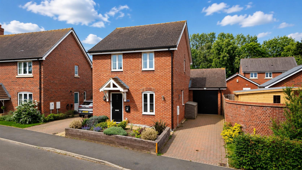 3-bed detached on Perry Orchard, Long Marston, £375,000
