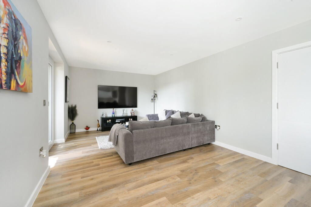 Apartment in Croydon - View 5
