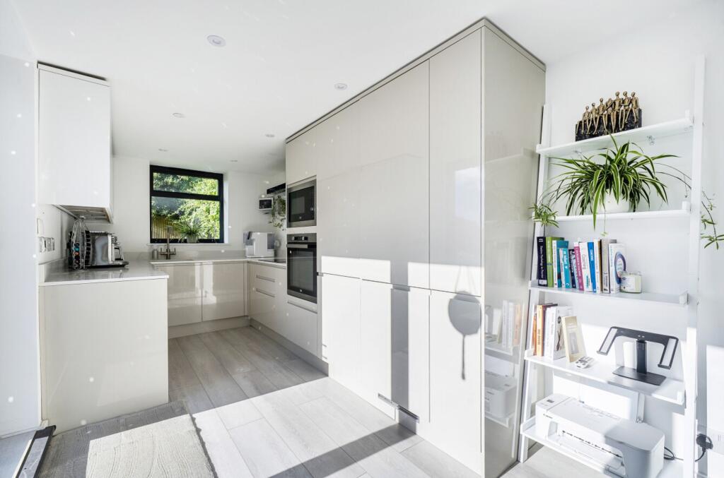 House in Tunbridge Wells, High Brooms, Southborough - More
