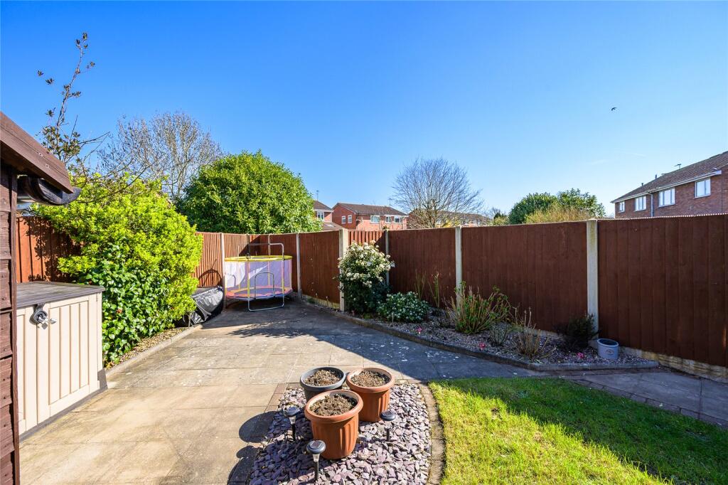 Apartment in Wolverhampton, Pendeford - More