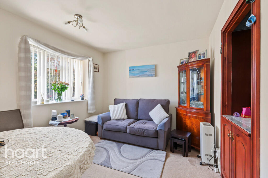 Oakleigh Park North, London photo 4
