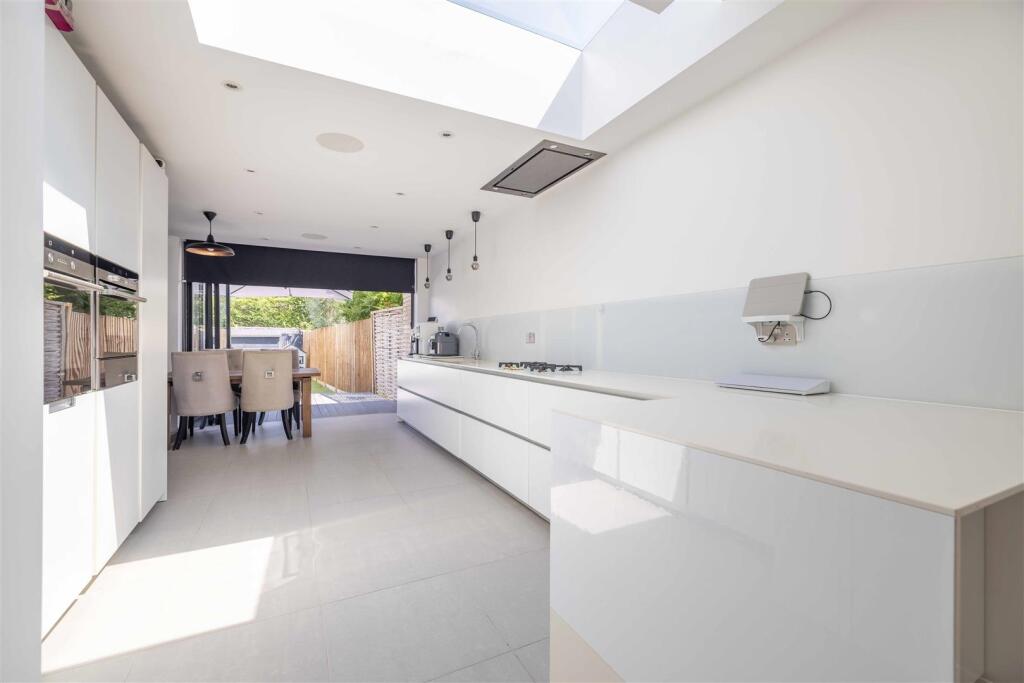 House in Windsor - View 4