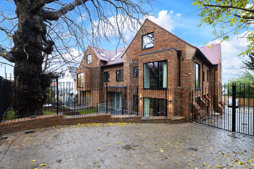 Main image of property: High Road, Loughton, Essex, IG10