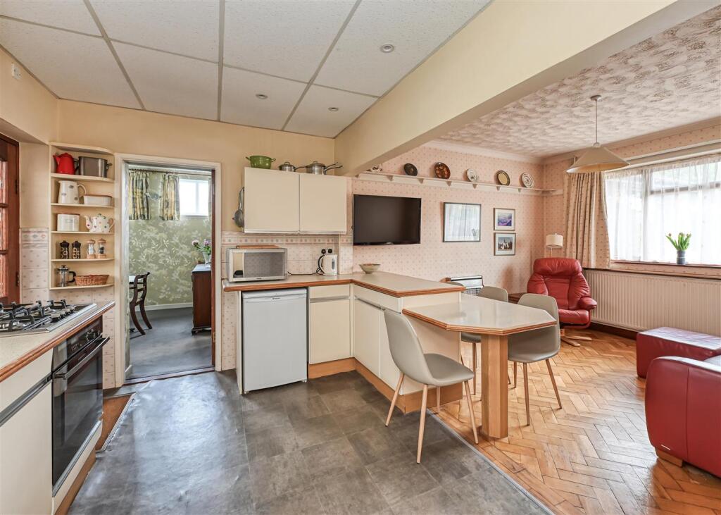 2 Westfield Grove, Finchfield, Wolverhampton, WV3 8EX - View 5