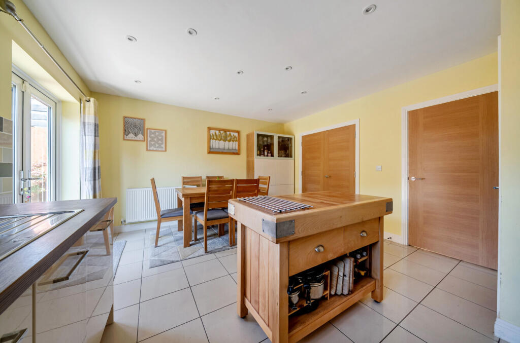 House in Woodley, Wokingham - View 4