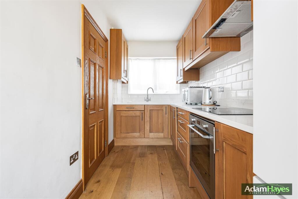 Summers Lane, North Finchley, N12 photo 3