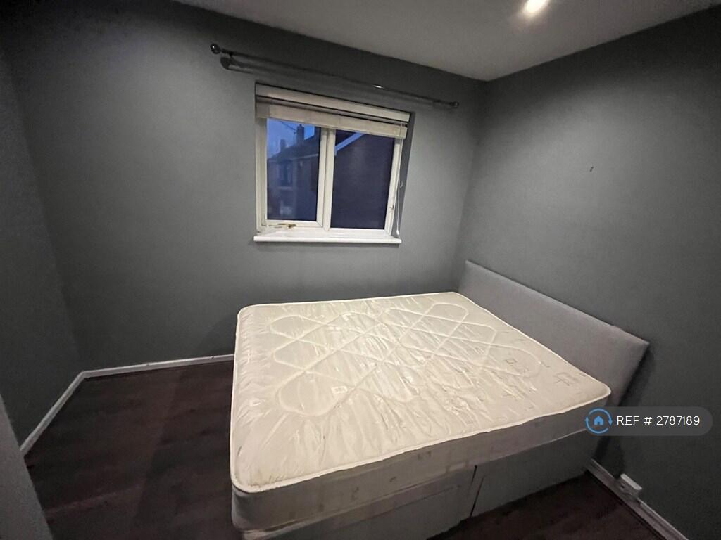 Main image of property: Long Lynderswood, Basildon, SS15