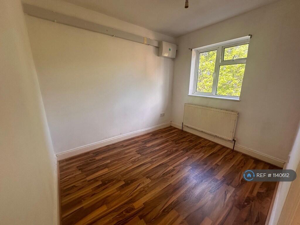 Apartment in Southall - View 3