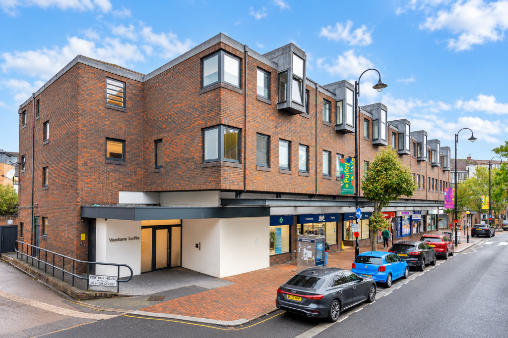 1-bed flat on High Street, Purley, £225,000